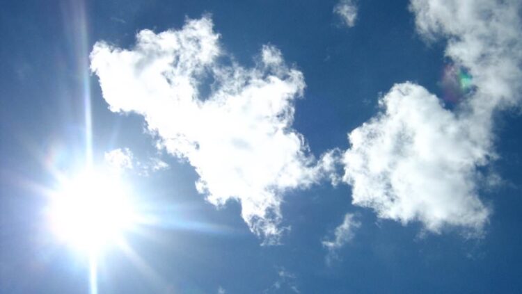 الطقس اليوم مباشر.. انكسار الموجة الحارة وارتفع جديد في هذا الموعد